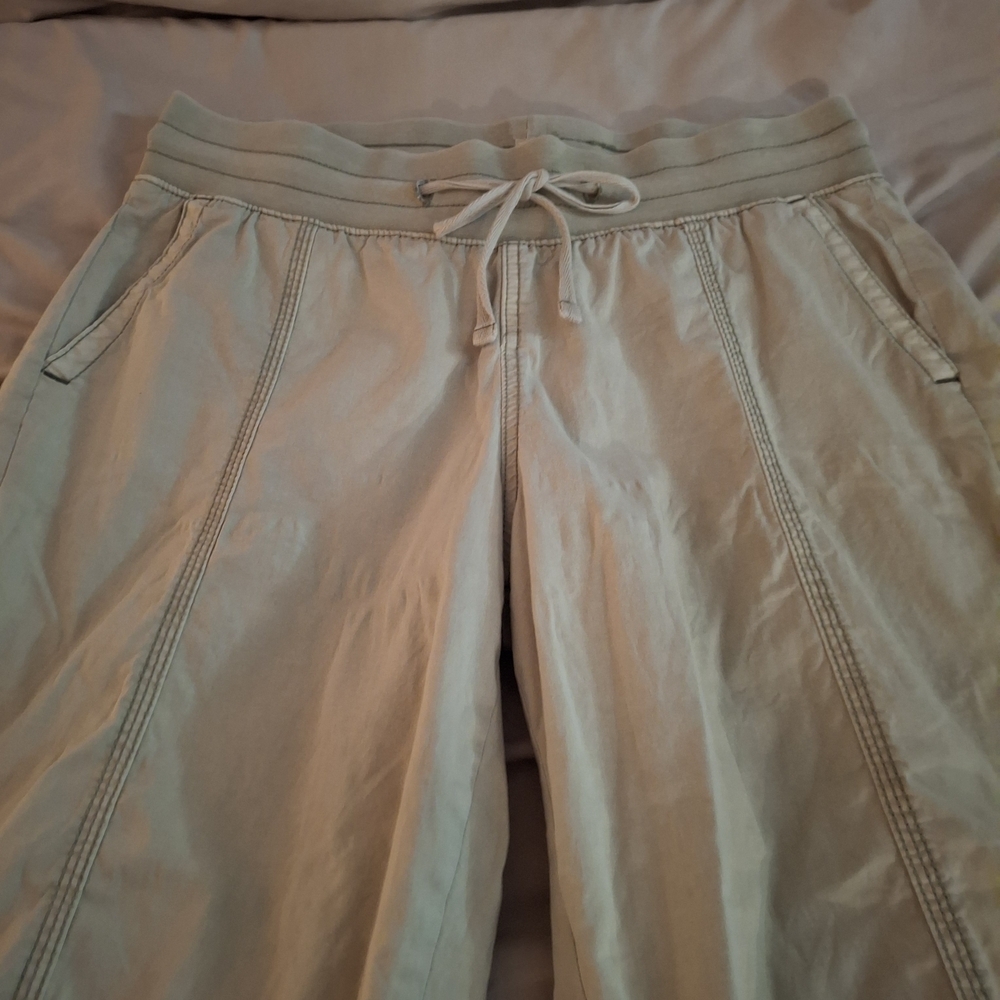 Jag Women's Light Green Cropped Cargo Pants - Picture 5 of 11